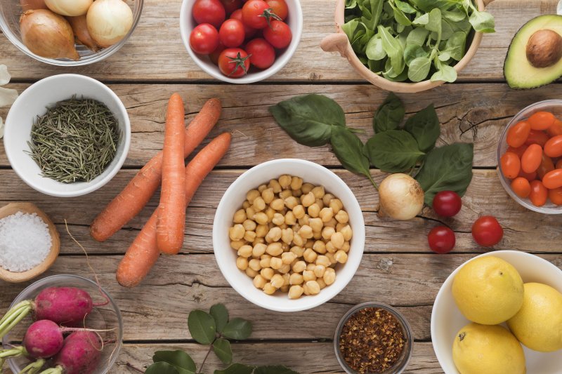 ALIMENTOS A BASE DE PLANTAS: APORTA BENEFICIOS A LA SALUD Y AL AMBIENTE